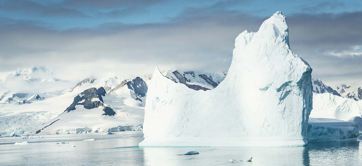 PTL-Cruising amid Antarctic icebergs © Dietmar Denger - Oceanwide Expeditions.jpg_Dietmar Denger-small