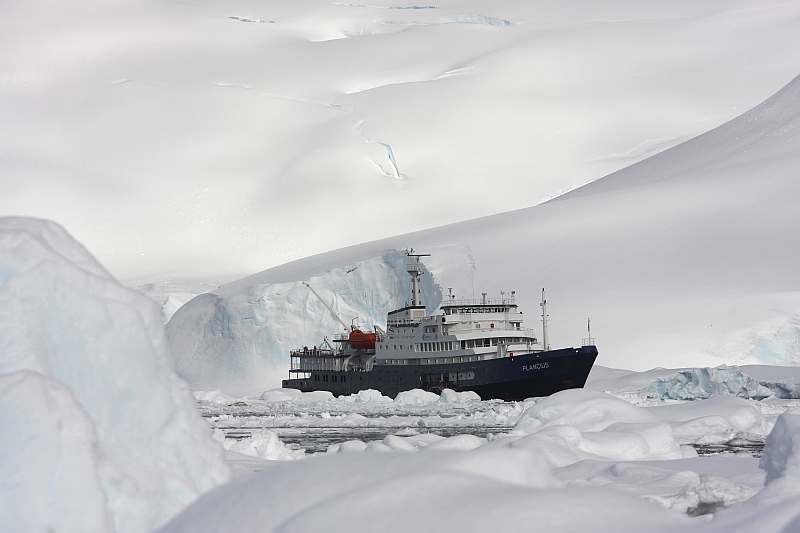 Antarktis Basecamp: Aktive Expedition ins Reich des Eises | MS PLANCIUS - Leguan Reisen